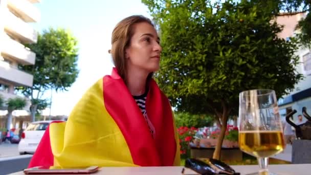Zpomalené Šťastný Španělské Ženské Fotbalový Fanoušek Slaví Gól Vztyčování Vlajky — Stock video