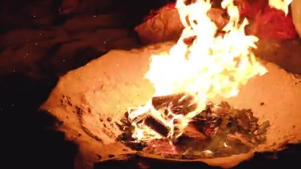 Şenlik ateşi yanan yakın çekim — Stok video