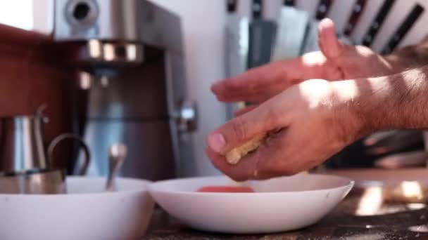 Chef-kok koken gehakt squid — Stockvideo