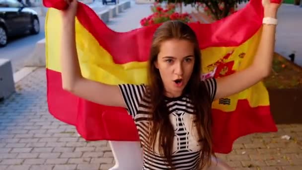Медленное Движение Молодой Счастливой Женщины Болеющей Испанию Испанским Флагом Руках — стоковое видео