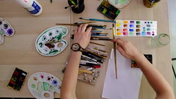 Instrumentos para pintar tumbado sobre una mesa — Vídeo de stock