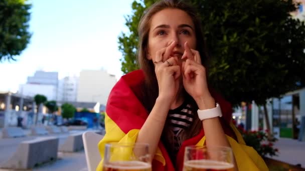 경기에서 스페인 대회에 손가락을 스페인 깃발을 — 비디오