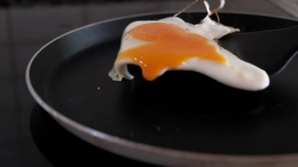 Primer plano de voltear un huevo en una sartén — Vídeos de Stock