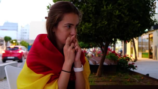 Vrouwelijke voetbalfan juichen voor Spanje — Stockvideo