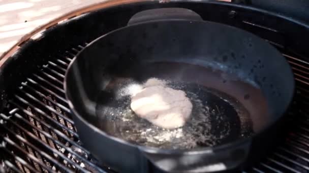 Izgara kalamar pirzola kızartma. — Stok video