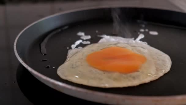 Close-up van het breken van een ei in een koekenpan — Stockvideo