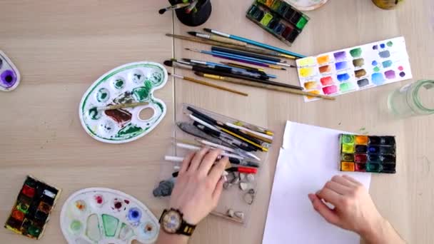 Instrumentos para pintar tumbado sobre una mesa — Vídeo de stock