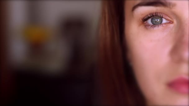 Gros plan sur les jeunes femmes clignant des yeux — Video