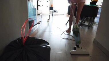 Odaya vakumlama genç çekici ev kadını