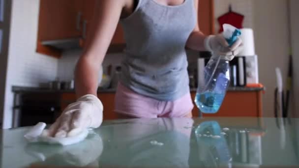 Jeune Femme Foyer Pulvérisation Détergent Essuyage Une Table Verre Dans — Video