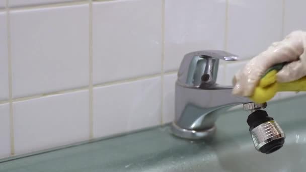 Gros plan des mains de la femme au foyer avec des gants nettoyant le robinet — Video