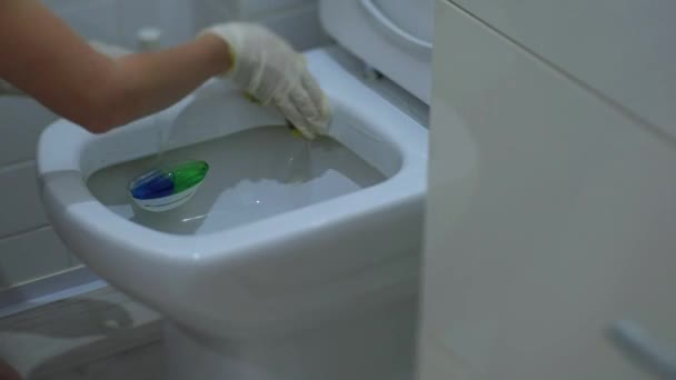 Ung kvinna i vita handskar tvättar toaletten — Stockvideo