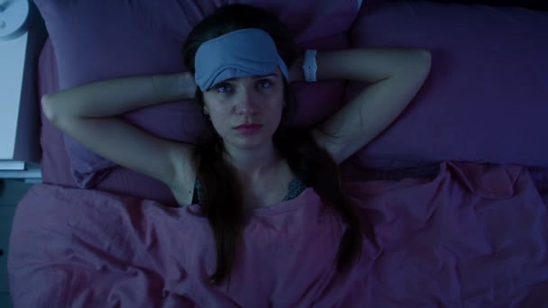 Unga attraktiva vaken tjej kan inte sova på grund av sömnlöshet — Stockvideo