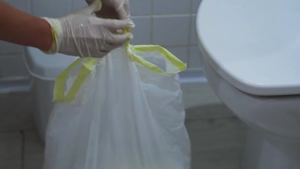 Mujer abre un cubo de basura blanco y saca la bolsa con basura . — Vídeos de Stock