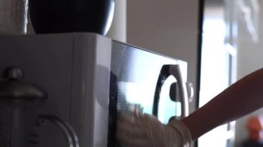 Deterjan püskürtme ve cam masa silmekten ev hanımı