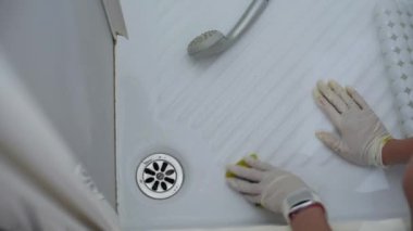 Duş lavabo temizlik eldiven ev kadını elleriyle Close-up