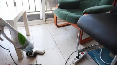 Genç Ev hanımı odaya vakumlama