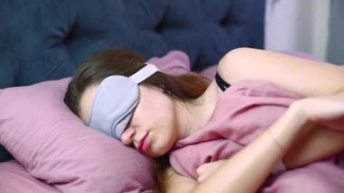 Kızgın ve mutsuz genç çekici kadın sabah kalkarken hakkında