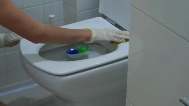 Jeune femme en gants blancs laver les toilettes — Video