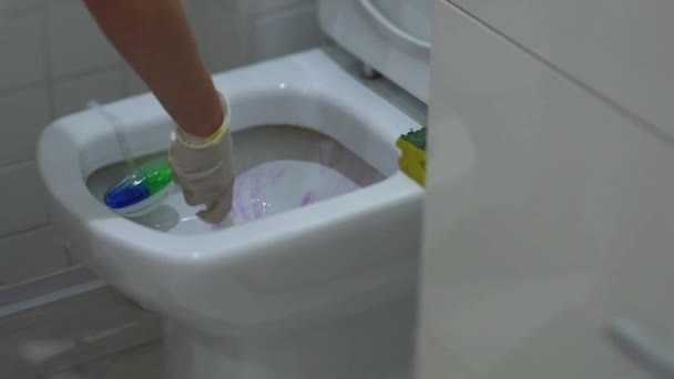 Beyaz eldiven genç kadın tuvalet yıkamak — Stok video