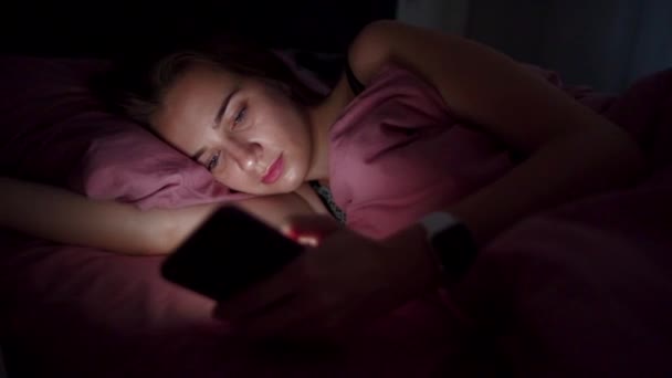 Giovane donna con cellulare a letto di notte — Video Stock