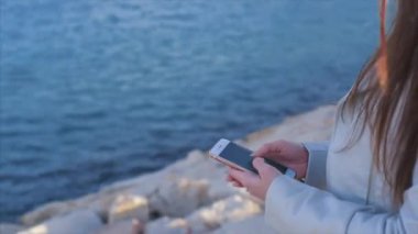 Cep telefonundan mesaj yazarken eller Close-up