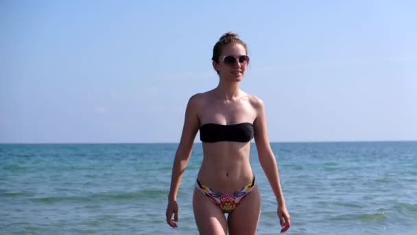 Lento Movimiento Chica Sexy Joven Bikini Con Una Hermosa Figura — Vídeo de stock