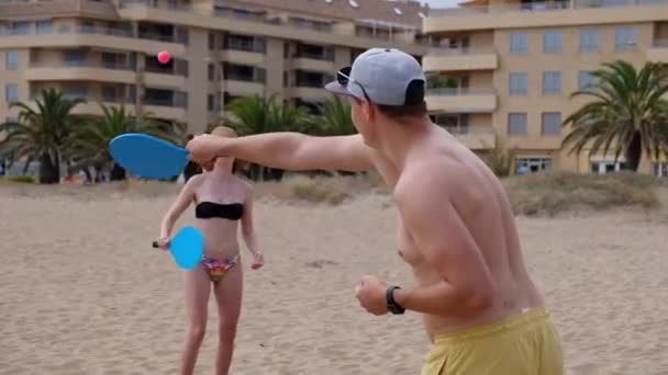 Медленное Движение Молодой Пары Играющей Пляжный Теннис Мячом Летний День — стоковое видео