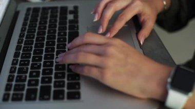İş kadını Close-up dizüstü bilgisayar üzerinde çalışan eller