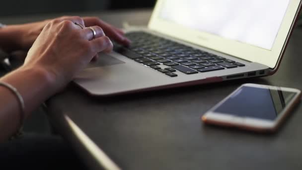 Крупним планом ділової жінки руки, що друкуються на клавіатурі ноутбука — стокове відео