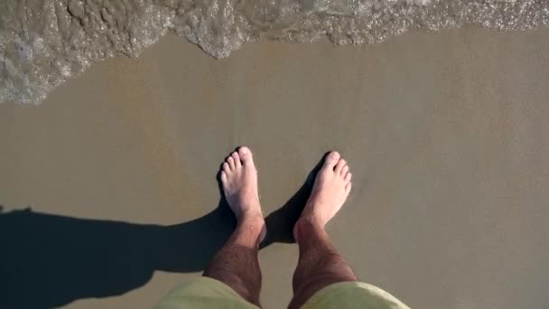 Manliga Fötter Stranden Vid Havet Första Person Man Står Stranden — Stockvideo