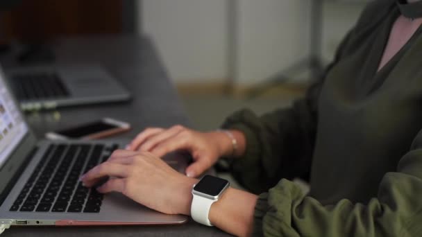 Close-up of business woman hands working on laptop — Stock Video