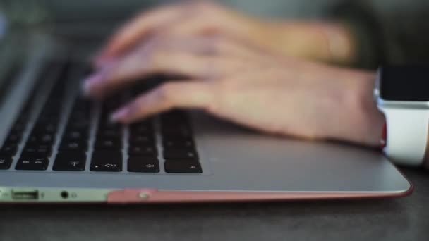 İş kadını Close-up tipik dizüstü klavye üzerinde eller — Stok video