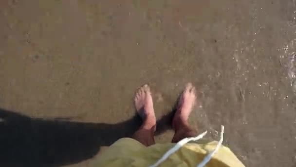 Manliga Fötter Stranden Vid Havet Första Person Man Står Stranden — Stockvideo