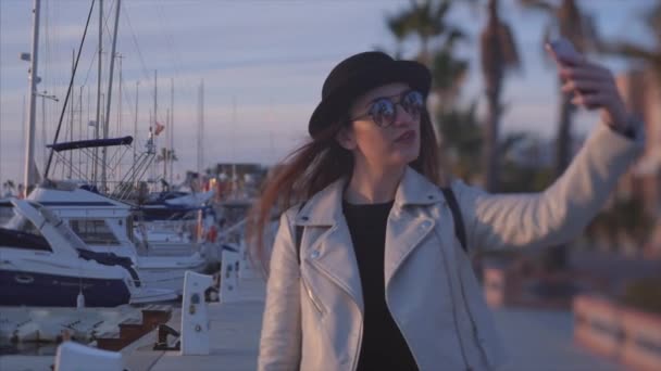 Une Jeune Blogueuse Séduisante Portant Chapeau Noir Des Lunettes Soleil — Video