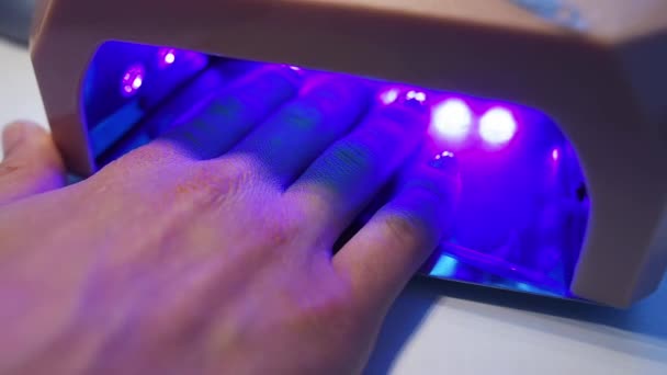 Manicure com lâmpada led em processo — Vídeo de Stock