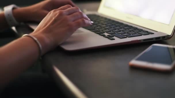 Närbild av affärskvinna händer att skriva på laptop tangentbord — Stockvideo