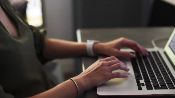 Primer plano de la mujer de negocios manos escribiendo en el teclado del ordenador portátil — Vídeos de Stock