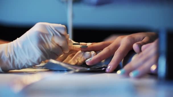 Maestro de uñas haciendo elegante manicura espejo de moda — Vídeos de Stock