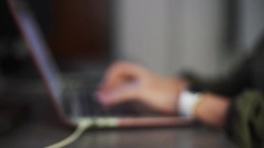 İş kadını elleriyle ofiste dizüstü klavye yazarak smartwatch bulanık görüntü. Çalışma süreci. Veri girişi.