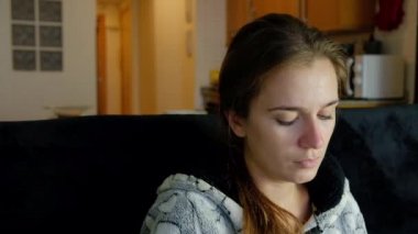 Erkek Close-up alma hapları eller. İlaçlar alarak genç hasta bir kadın. Termometre ve kanepe üstünde hareket eden telefon.