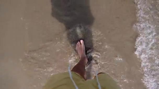 Férfi láb a tengerparton, a tengerparton — Stock videók
