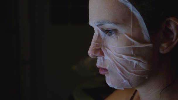 Giovane donna con maschera per il viso — Video Stock