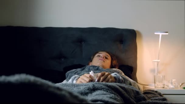 Fiatal Beteg Láz Tüsszögés Éjjel Ágyban Gyógyszerek Hőmérő Pohár Vizet — Stock videók