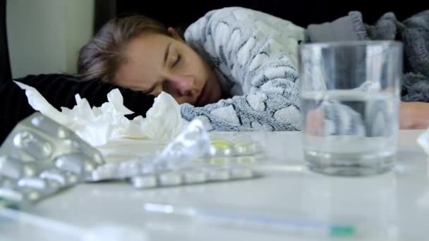 Közelkép Gyógyszerek Asztalra Fiatal Beteg Alszik Otthon Kanapén Háttérben Lassú — Stock videók