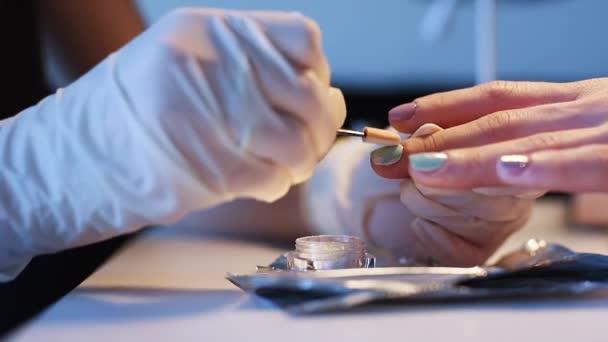 Maestro de uñas haciendo elegante manicura espejo de moda — Vídeo de stock