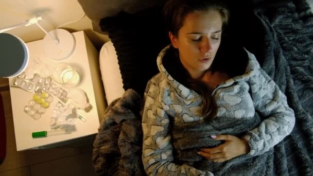 Visão Superior Jovem Doente Com Febre Deitada Cama Noite Tosse — Vídeo de Stock