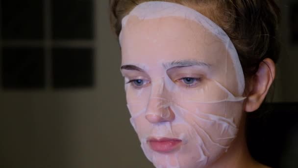 Närbild Ung Kvinna Med Ansiktsbehandling Sheet Mask Arbetar Den Bärbara — Stockvideo