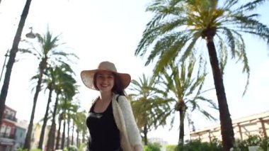 Yürüyüş ve güneşli yaz günü zevk güzel genç gülümseyen kadın turist