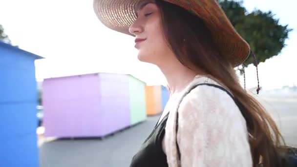 Pretty young smiling woman tourist walking and enjoying sunny summer day — Stock Video